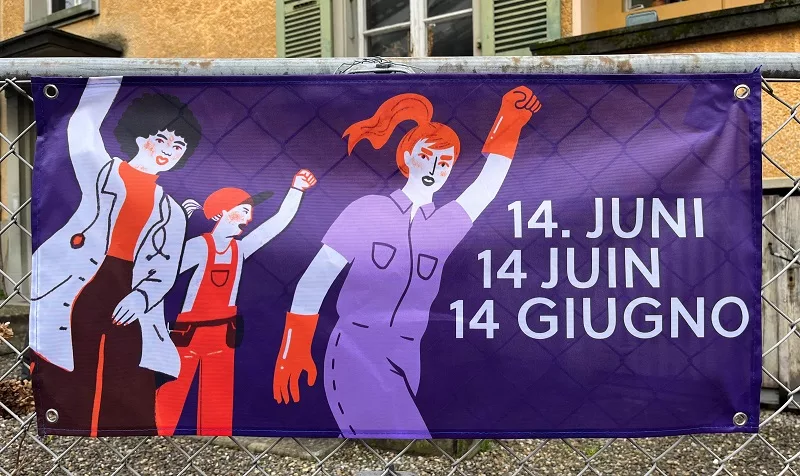 Die Fahne für den 14. Juni an einem Gartenzaun